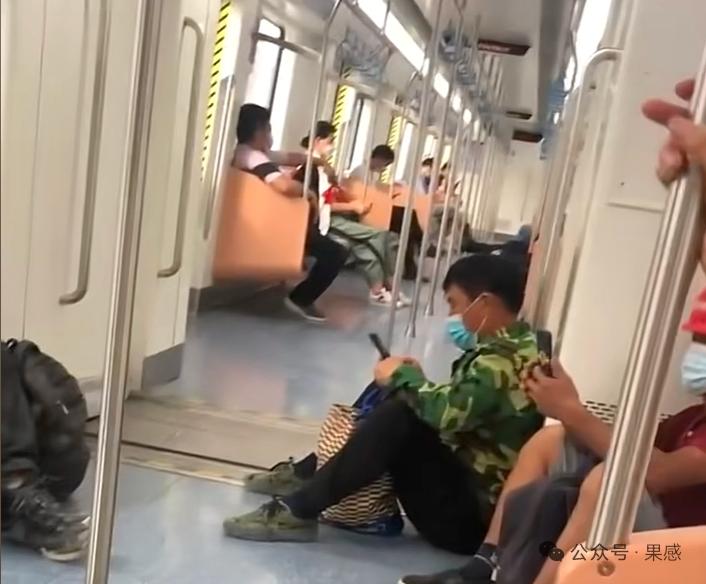 这些外来打工族~城市的建设者辛苦劳累了一天，下班乘坐地铁自以为身穿工作服怕沾污了