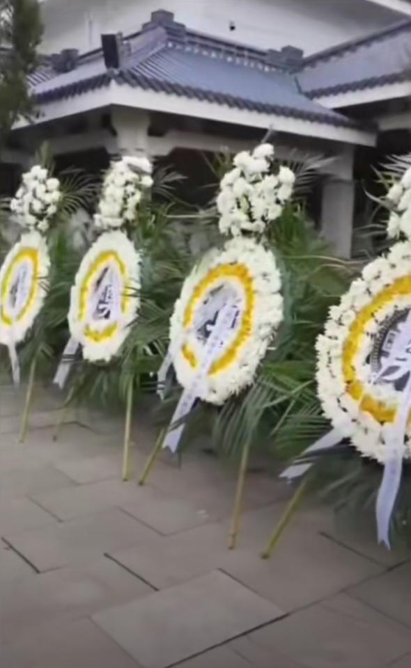 3月26日，许多网友专程赶往张雪峰老师的公司门口，献上白菊、留下寄语，用最朴素的