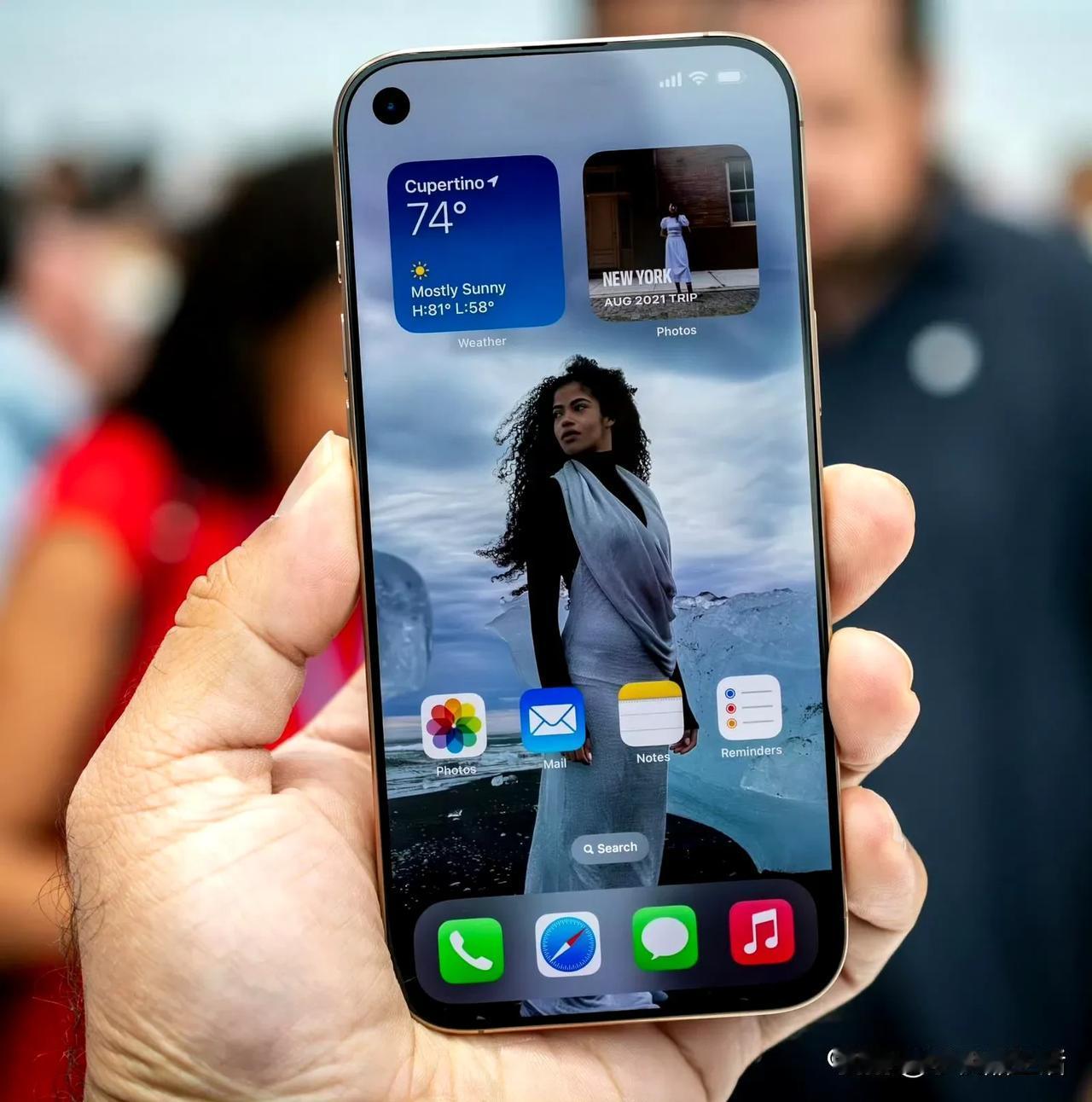 曝苹果iPhone 18可能采用左上角单孔屏的设计

近日，有消息称苹果iPho