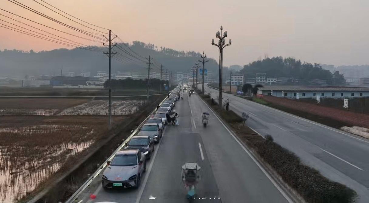 200名车友为爱发车跨城接亲小米车主，真的是一群年轻有活力，又有爱的人。网上邀请