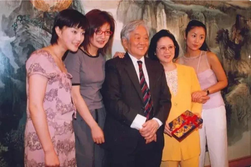 琼瑶夫妇和《还珠格格》三位主演合影留念，虽然琼瑶已经离世，但是她的那些经典著作永