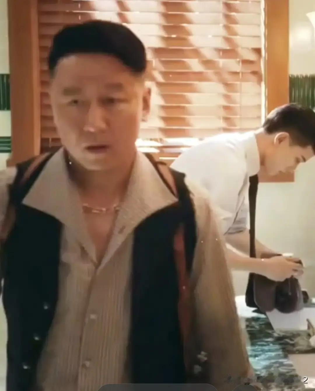 他嘴上骂你方案垃圾，下一秒却把你签名刻进项目总纲。
 
这不是偶像剧。这是《风与