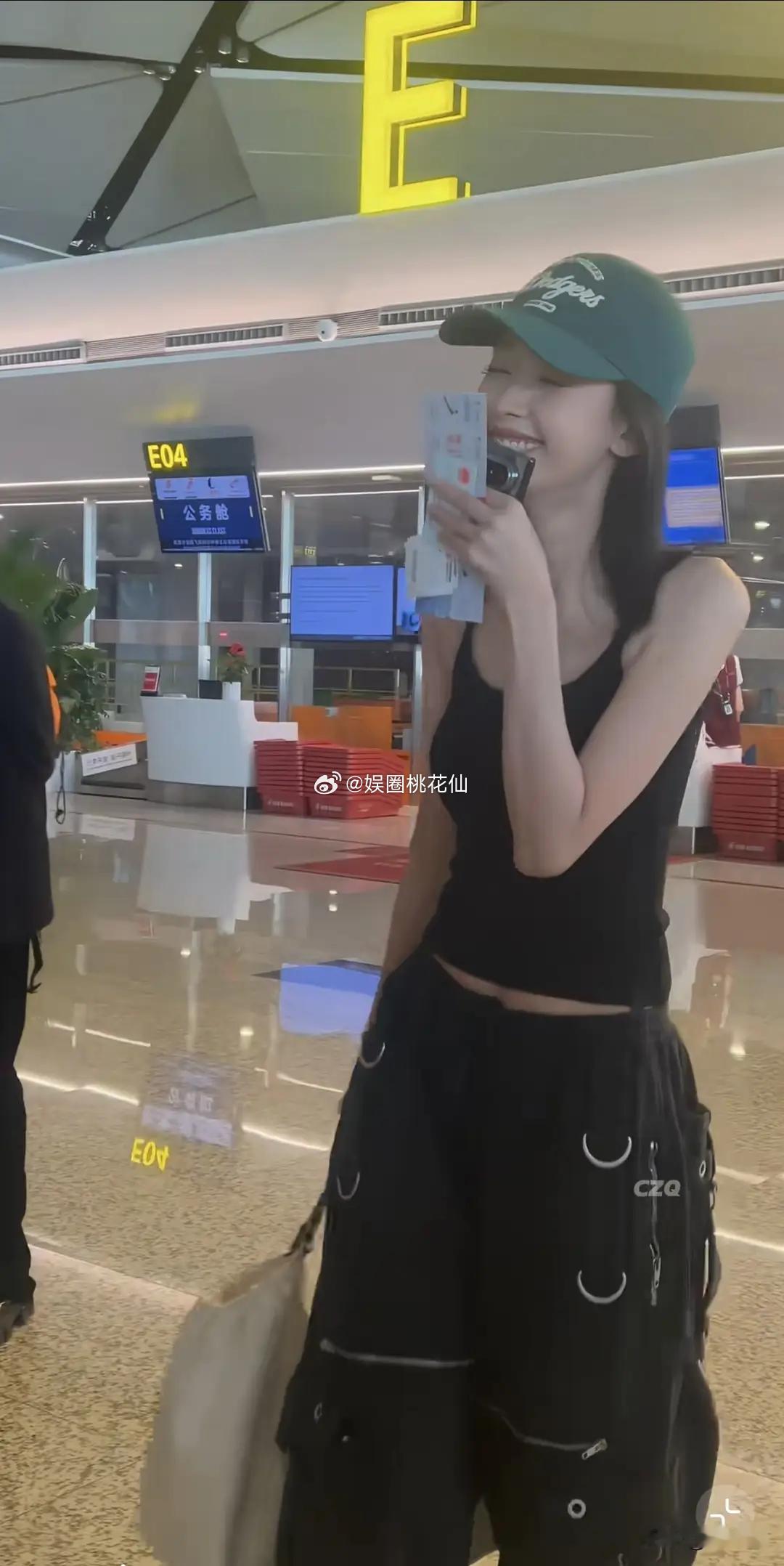 孙怡现身高铁站，一米七的身高格外高挑出众，人群里一眼就能看见。停下脚步和粉丝轻松