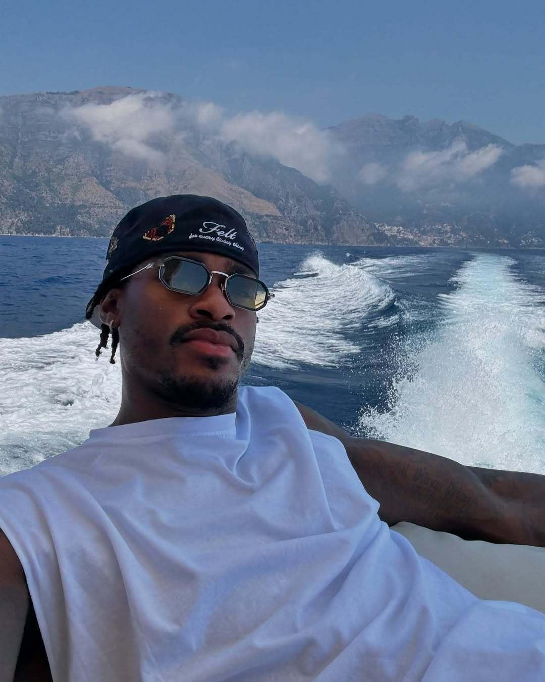 最近一直在用这个临时头像，一是彪哥之前被DNP，那就是度假躺平模式，再就是他会在