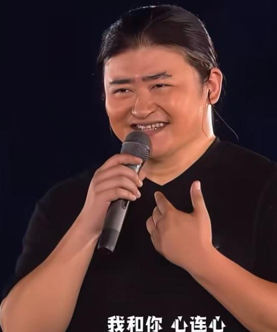2008年北京奥运会，刘欢天天在家守着电话，等着有人找他上台唱歌，左等右等没动静