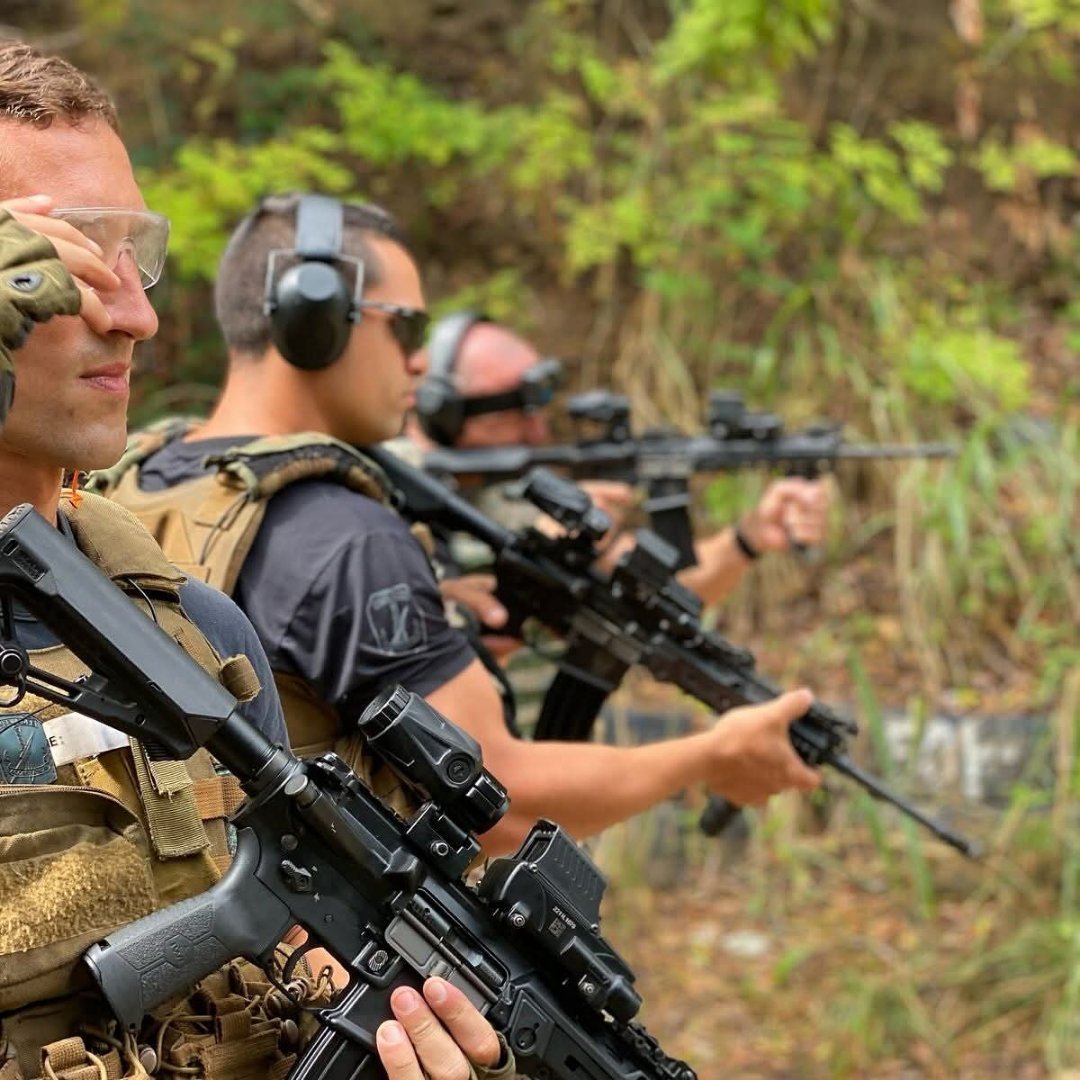 巴西里约州宪兵的BOPE近期训练照，整体形象上较当年《精英部队》里的经典造型已经