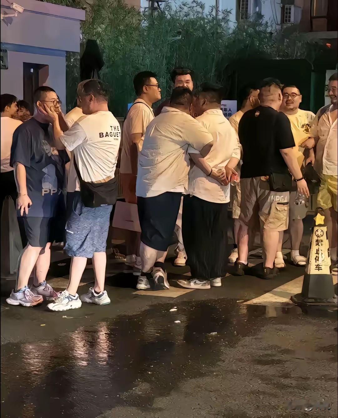 成都街头随手拍一张，微胖的男生真是越来越多了[捂脸]