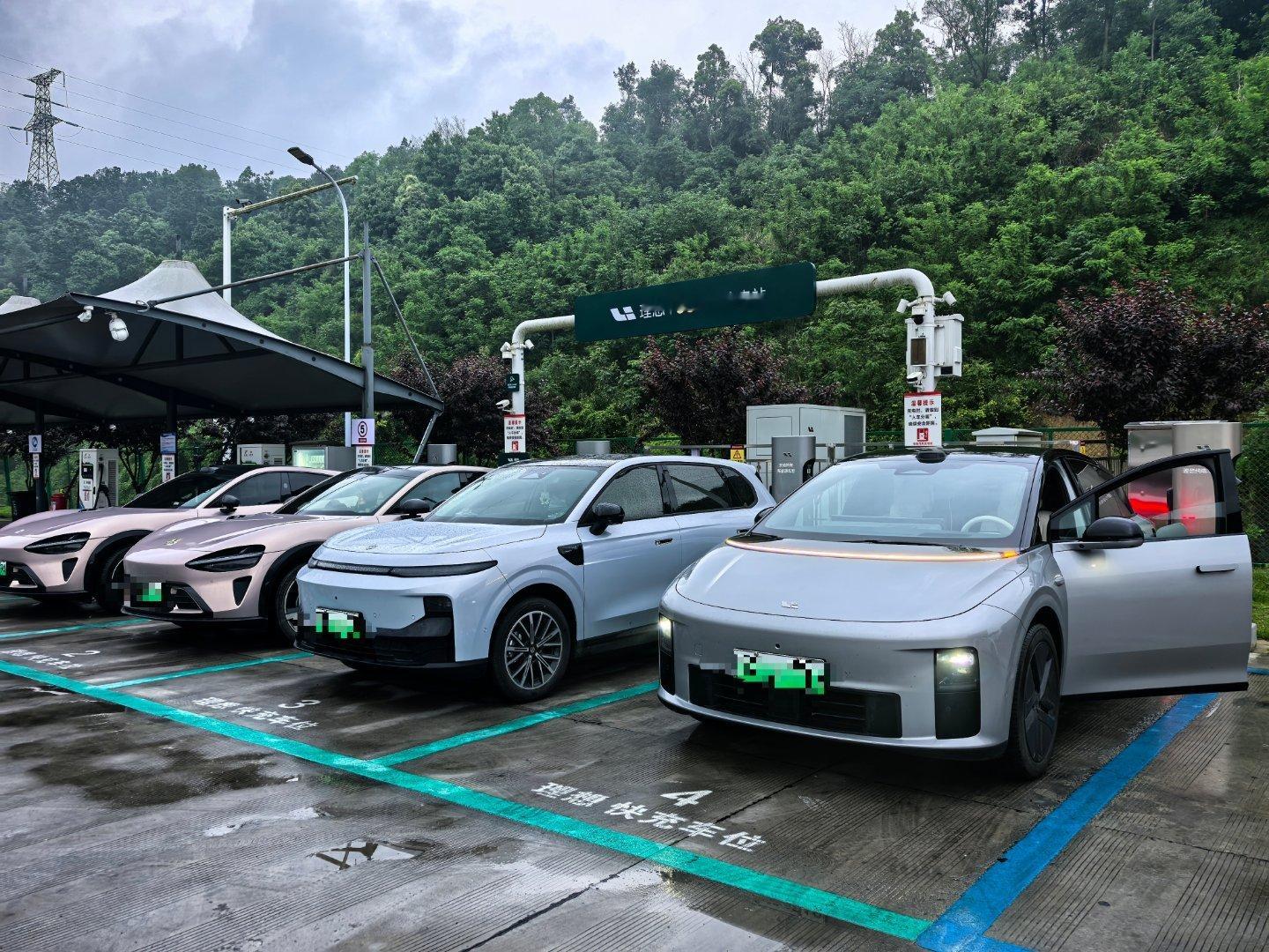 今天跑了850公里，中途遇到了三次理想超充站，都进去体验了一下5C桩，目前看来高