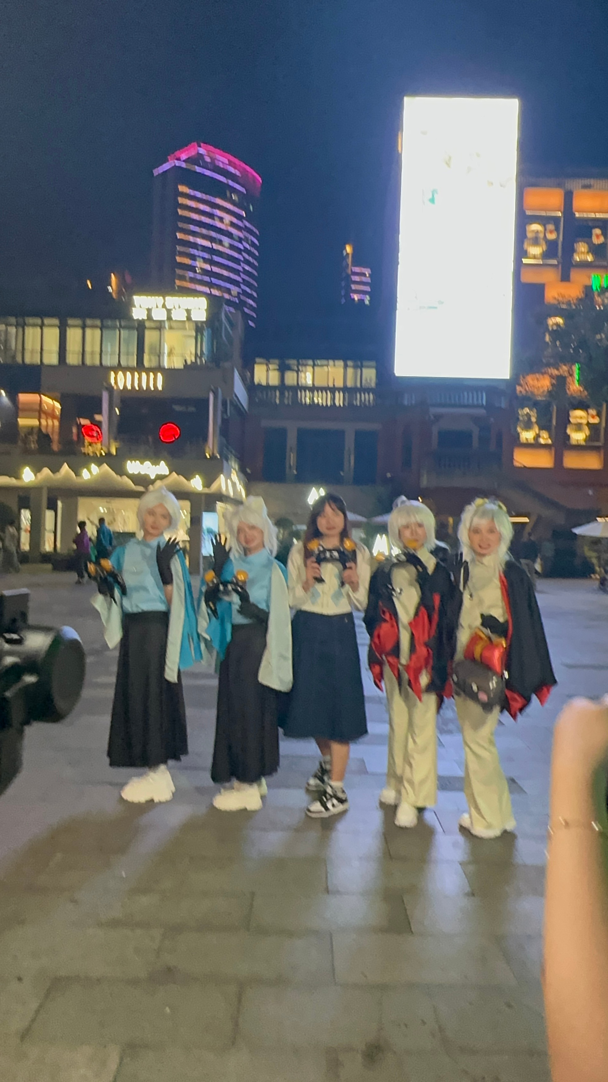 #武汉街头偶遇蟹蟹# #武汉多地标出现二次元快闪活动# 最近老是刷到光遇武汉的恶