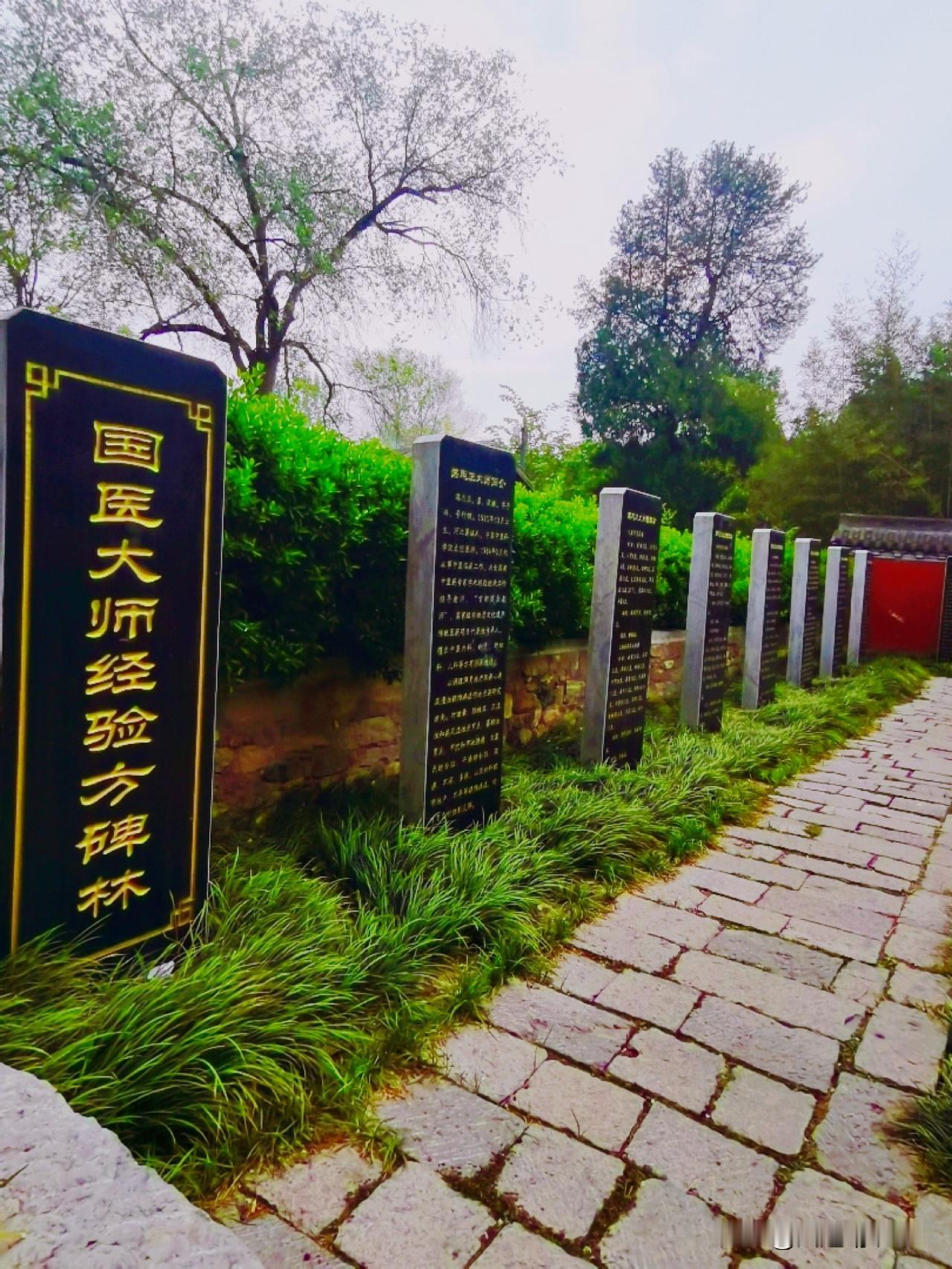 扁鹊庙景区设置国师太医经验方碑林，是一个非常实用的举措。
前来拜谒扁鹊的善男信女