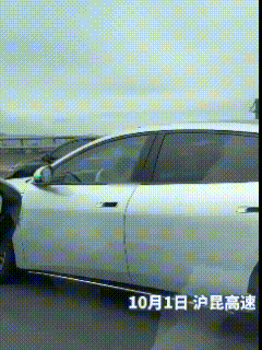 无知者无畏，不知道某些人是咋想的。
10月1日，沪昆高速衢州至上饶段，男子开启智