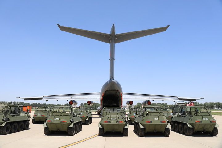 运20列装十周年空军航空兵某团出动运-20进行重装空投训练准备（2020年5月1