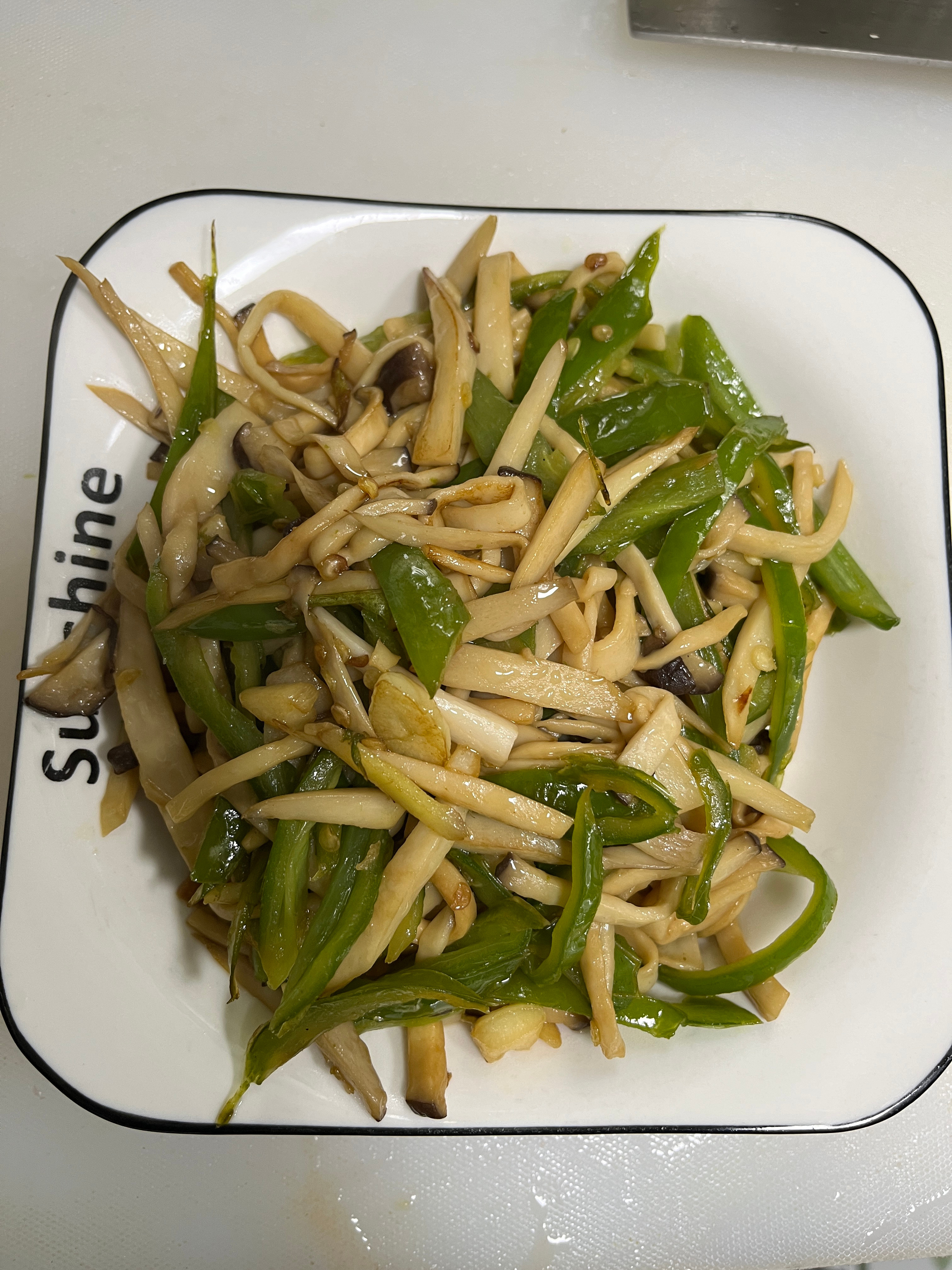 今日份中午上门做饭菜单：素炒茄子，番茄肥牛，尖椒炒杏鲍菇。灯光对菜品的成色影响好