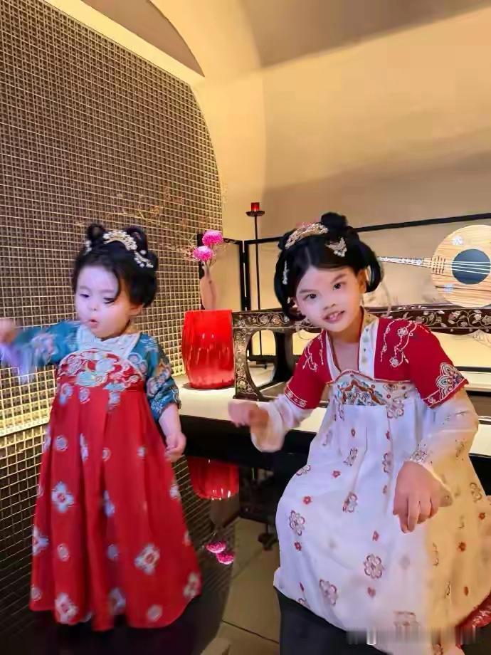 韩安冉和小猪妹和优米合照 区别咋这么大呢 