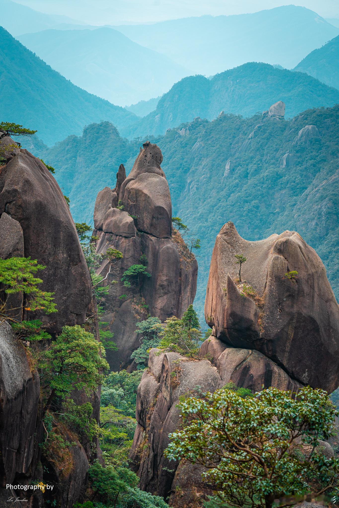 位于三清山南麓的万寿园，以奇峰巧石天然浑成，就如同一座天然盆景，给游客呈现出祥和