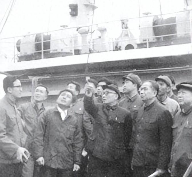1977年，交通部部长叶飞上将花了5个多小时，翻阅了水运总局副局长周惠（1959