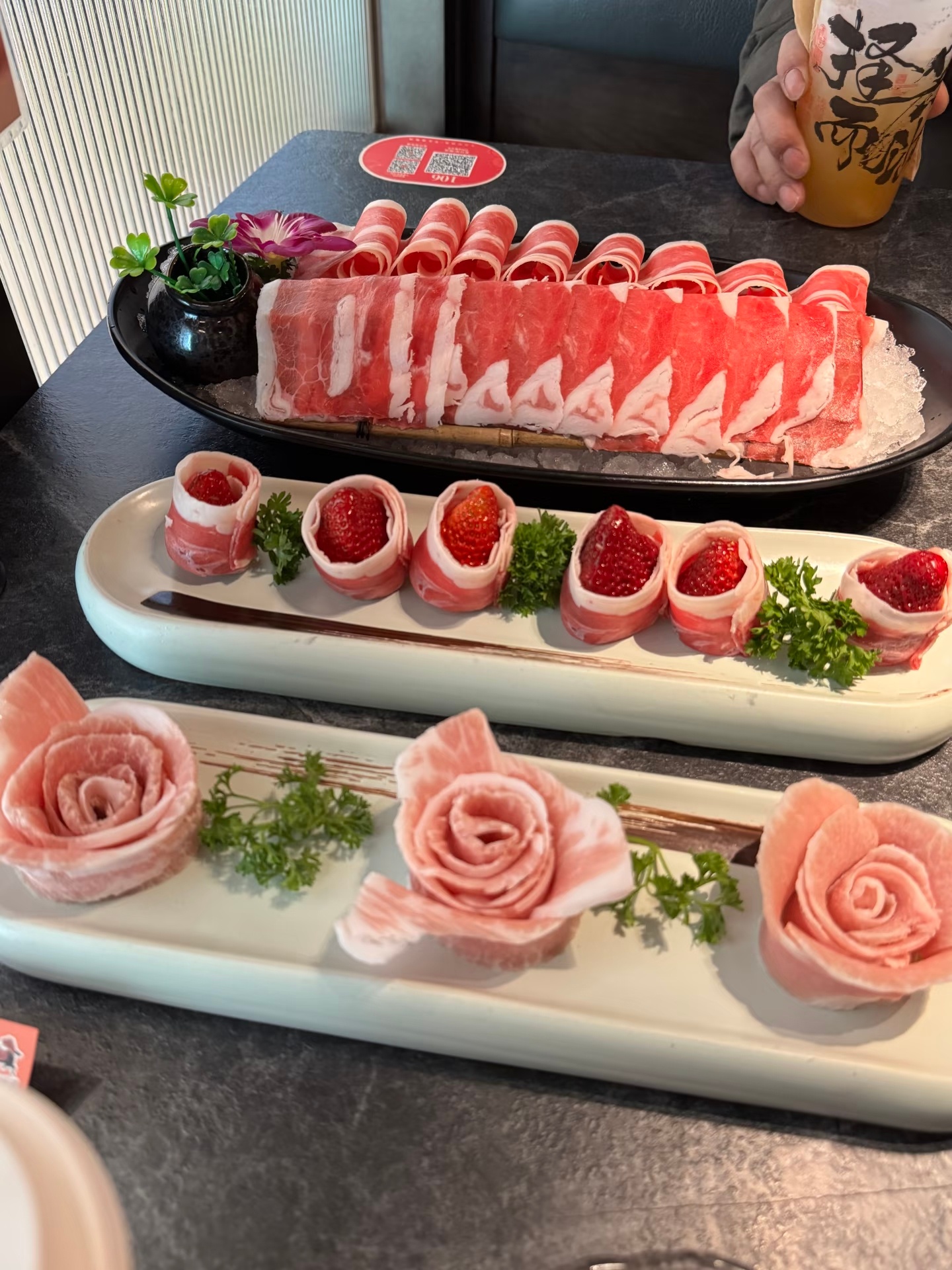 草莓下火锅这不就是捞王新品嘛草莓肥牛卷是咋想出来的？草莓被裹上了生肉导致草莓不能