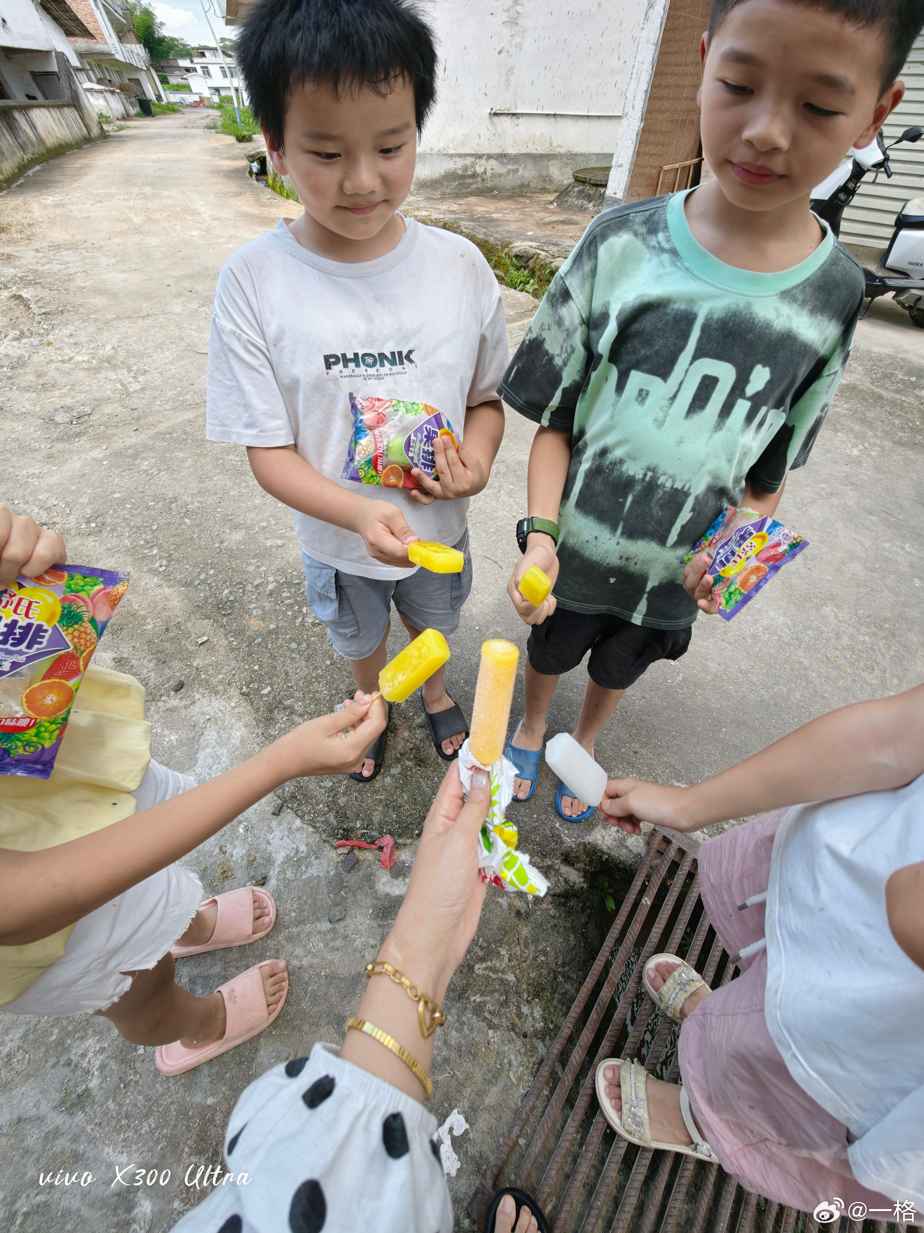 这群小孩们夸我，说我长的像十几岁，情绪价值真足，大姐姐请吃冰棒