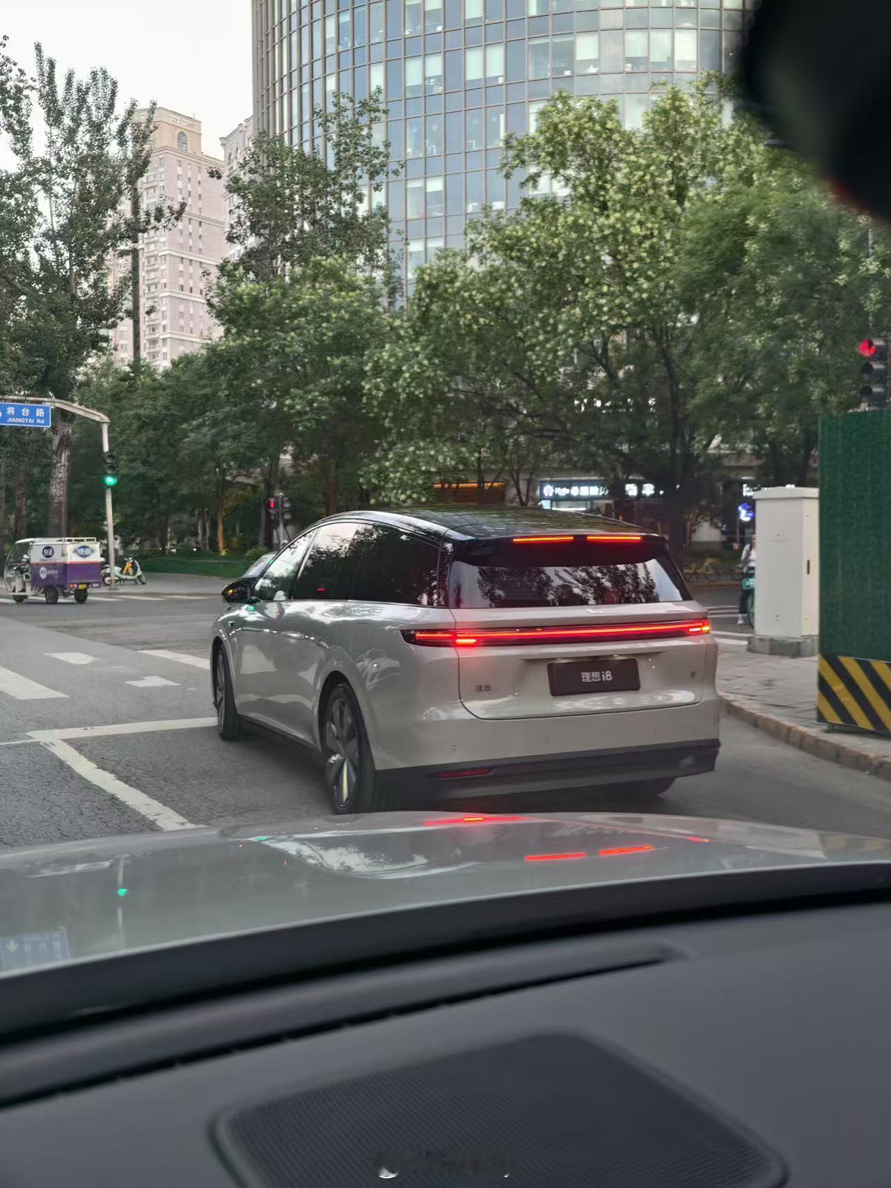理想i8 车顶的的刹车尾灯也是两段式的，和理想L9焕新版一样，中间断开的地方就是