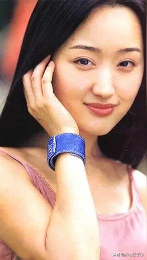 杨钰莹说，一直唱老歌，不好意思，对不对，所以这首新歌叫做，我在春天等你，是的，会