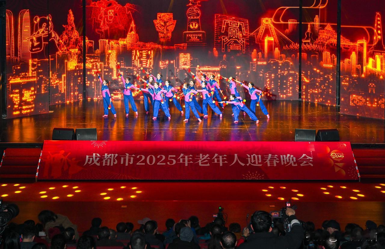 舞蹈 《花飞花舞》温江区老协选送
欢乐夕阳喜迎春 成都市2025年老年人迎春晚会