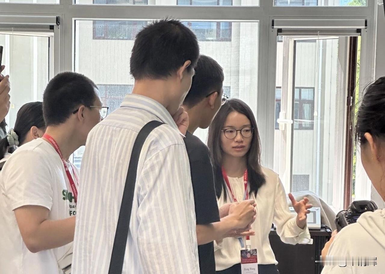 北大人才辈出！王虹才是真正的“大牛”，韦东奕在她面前只是“小儿科”。韦东奕竟被“