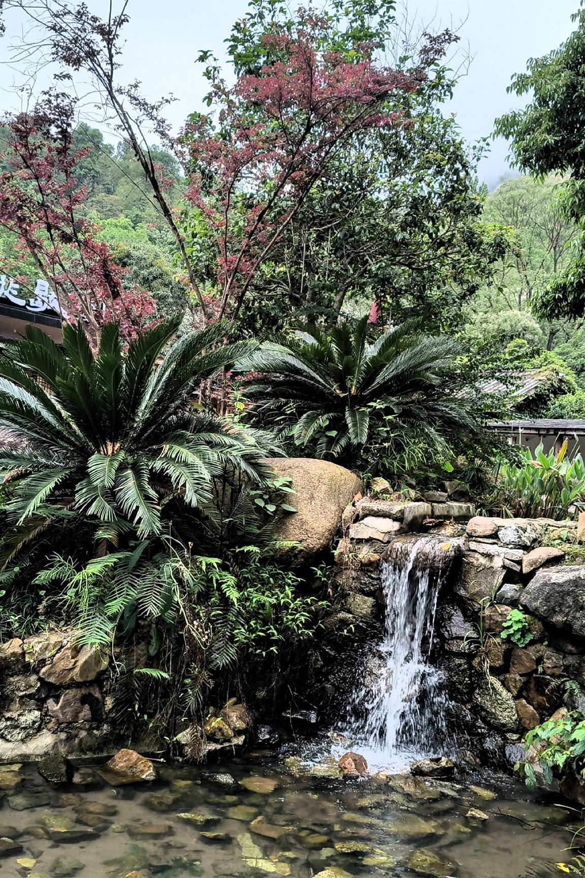  赣南藏秘境｜醉美上犹山水，一诗读懂红韵山河！



这里翠岭连绵环抱，碧水潺潺