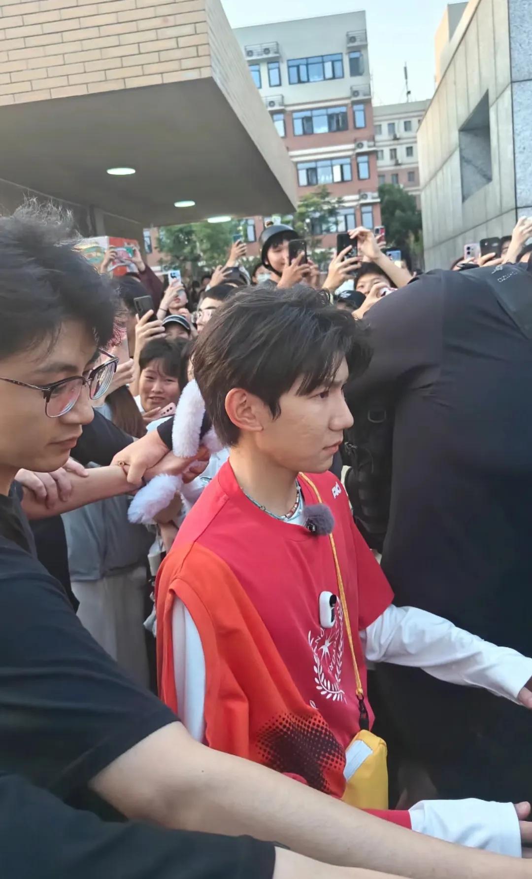 后湖偶遇王源
24岁的王源看起来确实是成熟了
这个生图这是挺生的哈哈
感觉王源脸