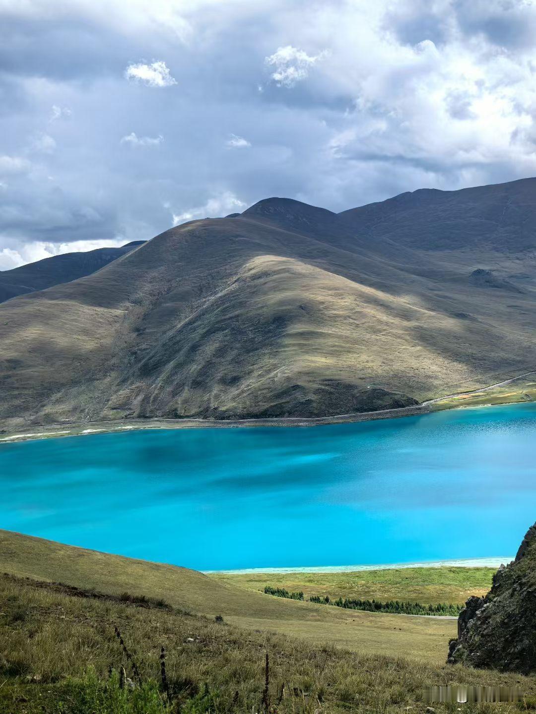 自驾到羊湖，我才算懂了“一眼沦陷”
 
跟你们说，自驾翻岗巴拉山口那会儿，风刮得