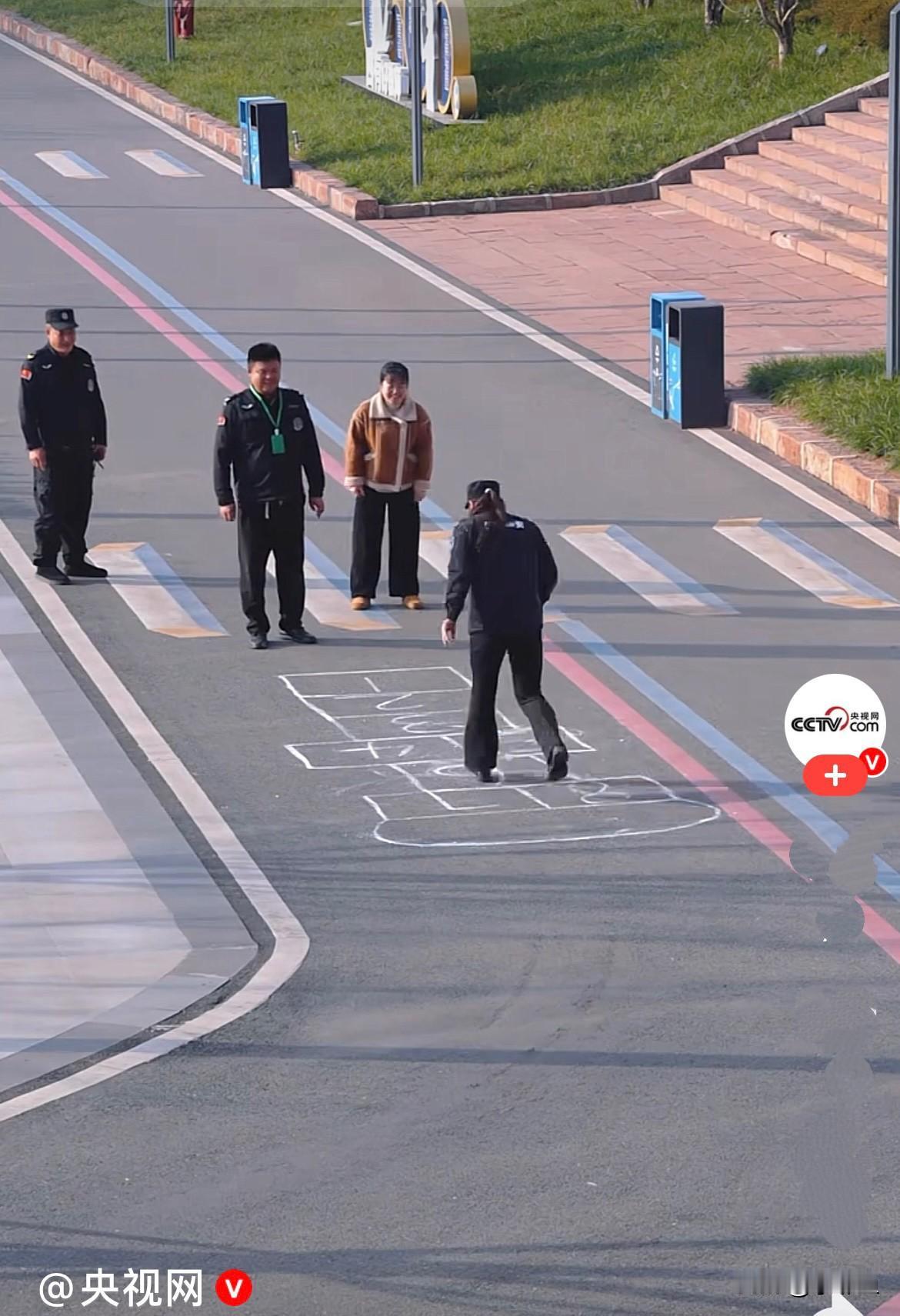 近日，四川德阳一高中校园内，两位学生在体育课的时候在地上画出了我们小时候的“跳房
