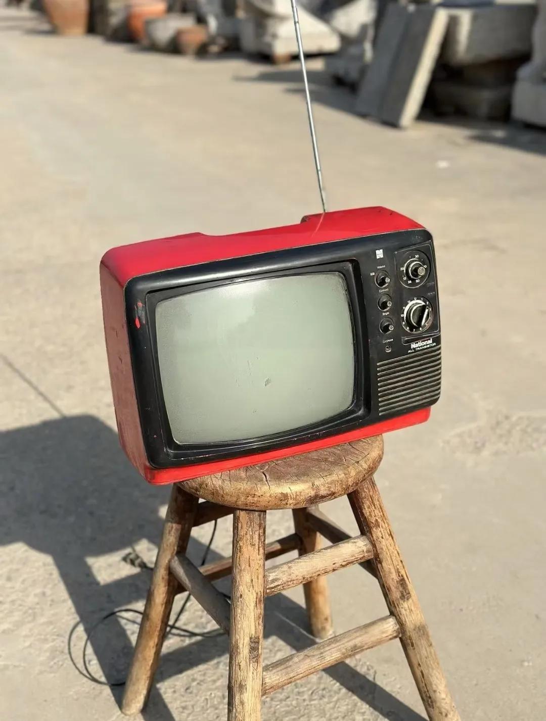 这台14寸黑白电视是父母用几年的积蓄买的。八十年代花了500元左右巨款购入，一直