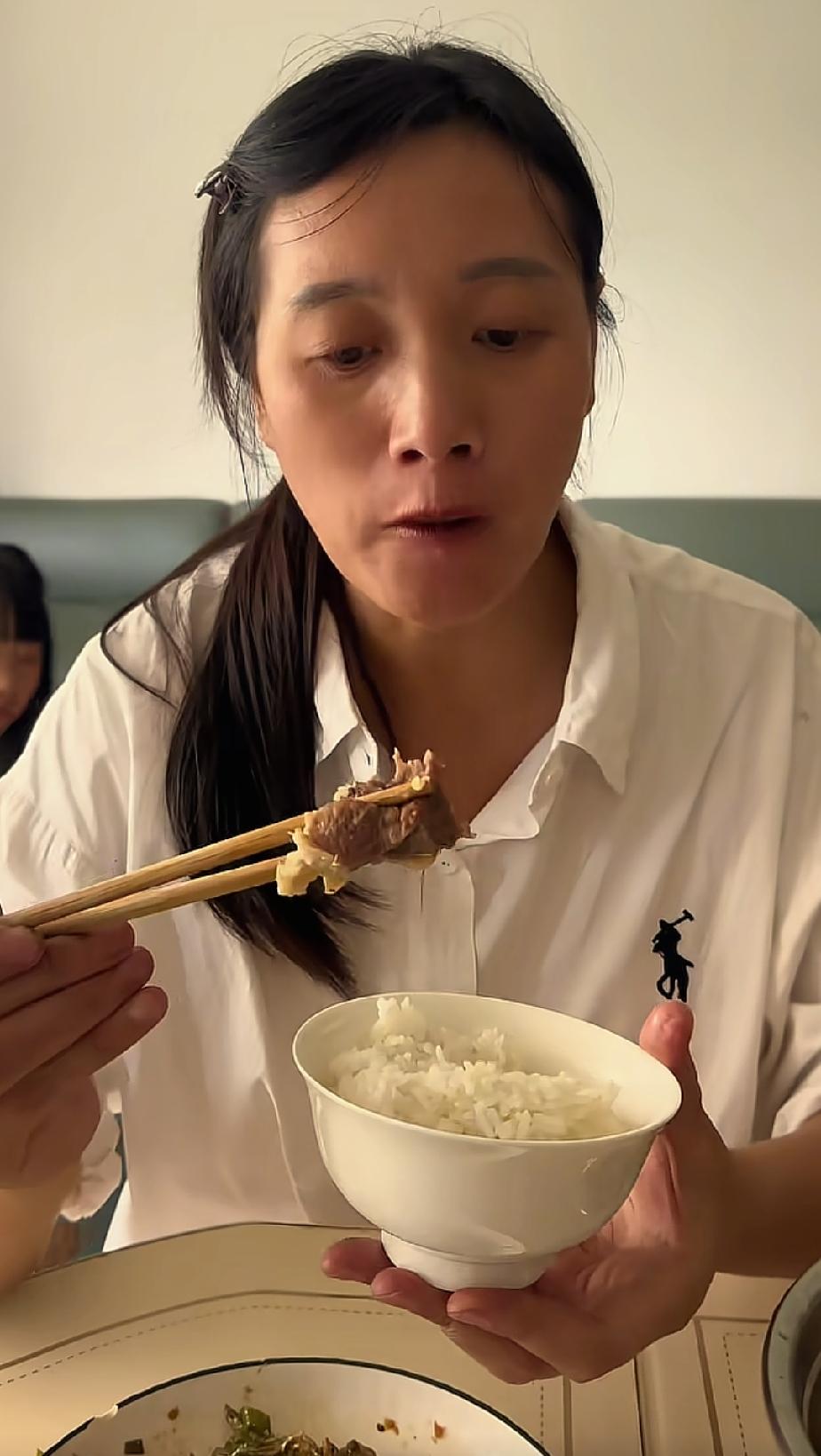 二嫂从江西八都千里迢迢回到浙江义乌的娘家看望父亲与亲人。时隔两年再度归家，家中三