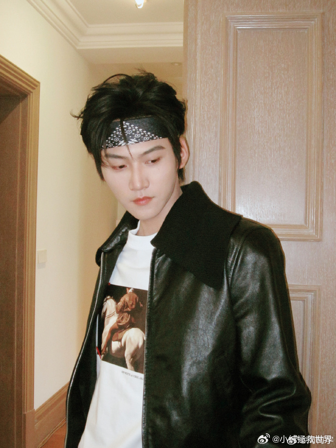 周柯宇发带造型look风华合伙人真的夸爆周柯宇的发带造型！风华合伙人里这个loo