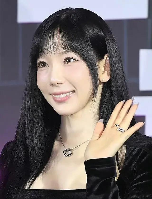 少女时代成员金泰妍新闻生图，被网友吐槽脸崩了，很难想象以前的女团门面，变成了现在