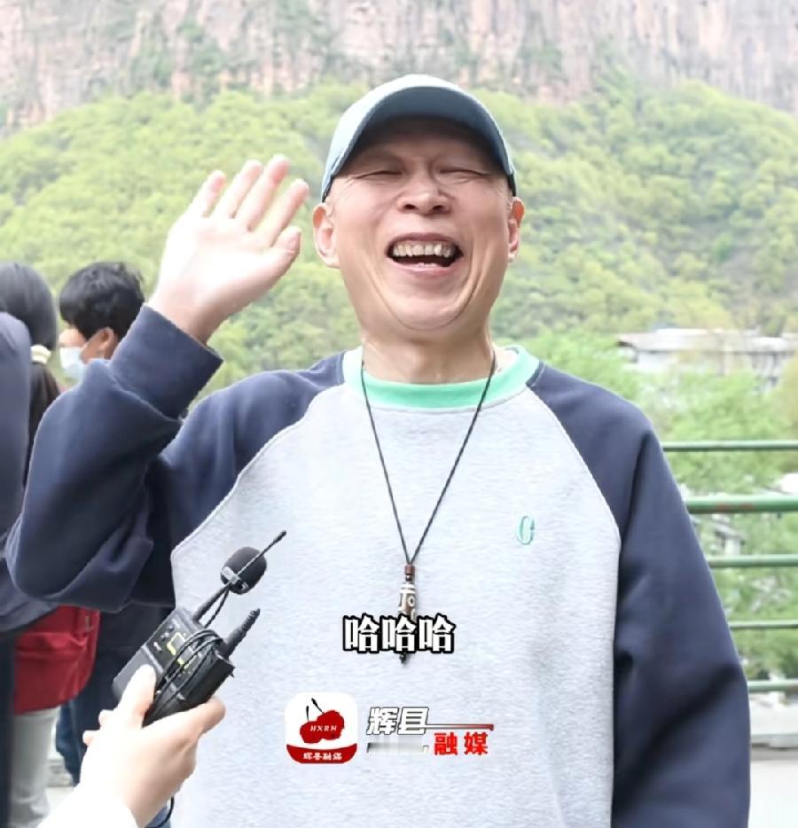 李明这个举手打招呼，嘿嘿笑的表情姿势，太可爱了，一点不像坏人了，正在拍举起手3，