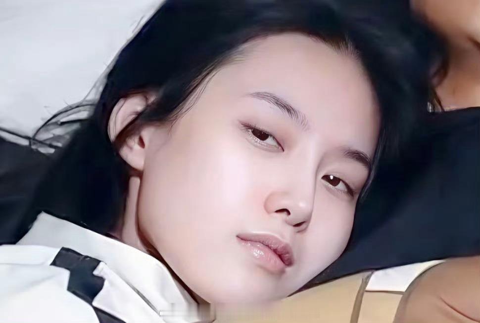徐艺洋这个角度素颜都美的好轻松！看看黄子韬笑死我了，韬哥这角度像工地搬砖的。。。