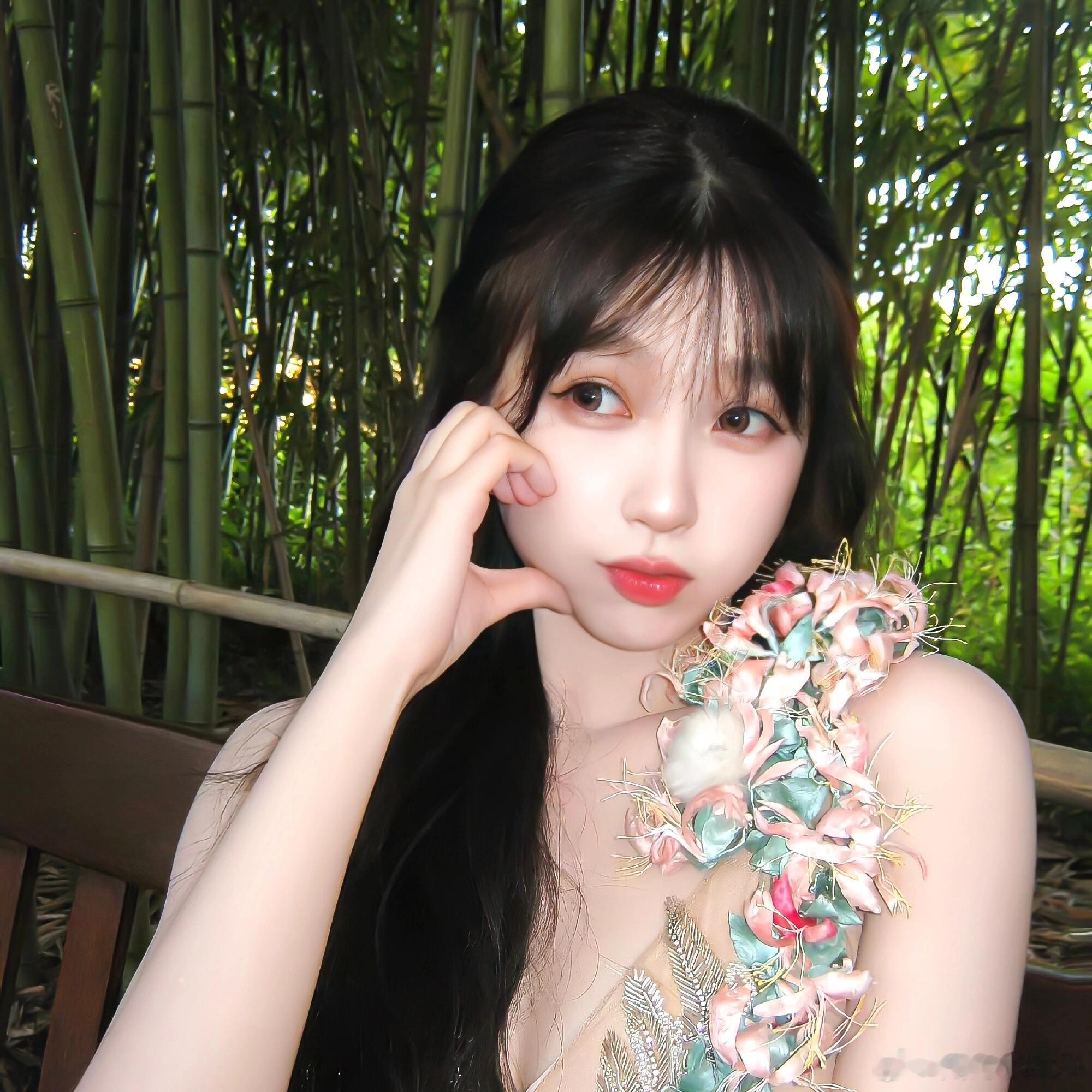 虞书欣[超话]  欣欣这组图真的绝美，跟个小精灵一样超级可爱灵动。看到欣欣越来越