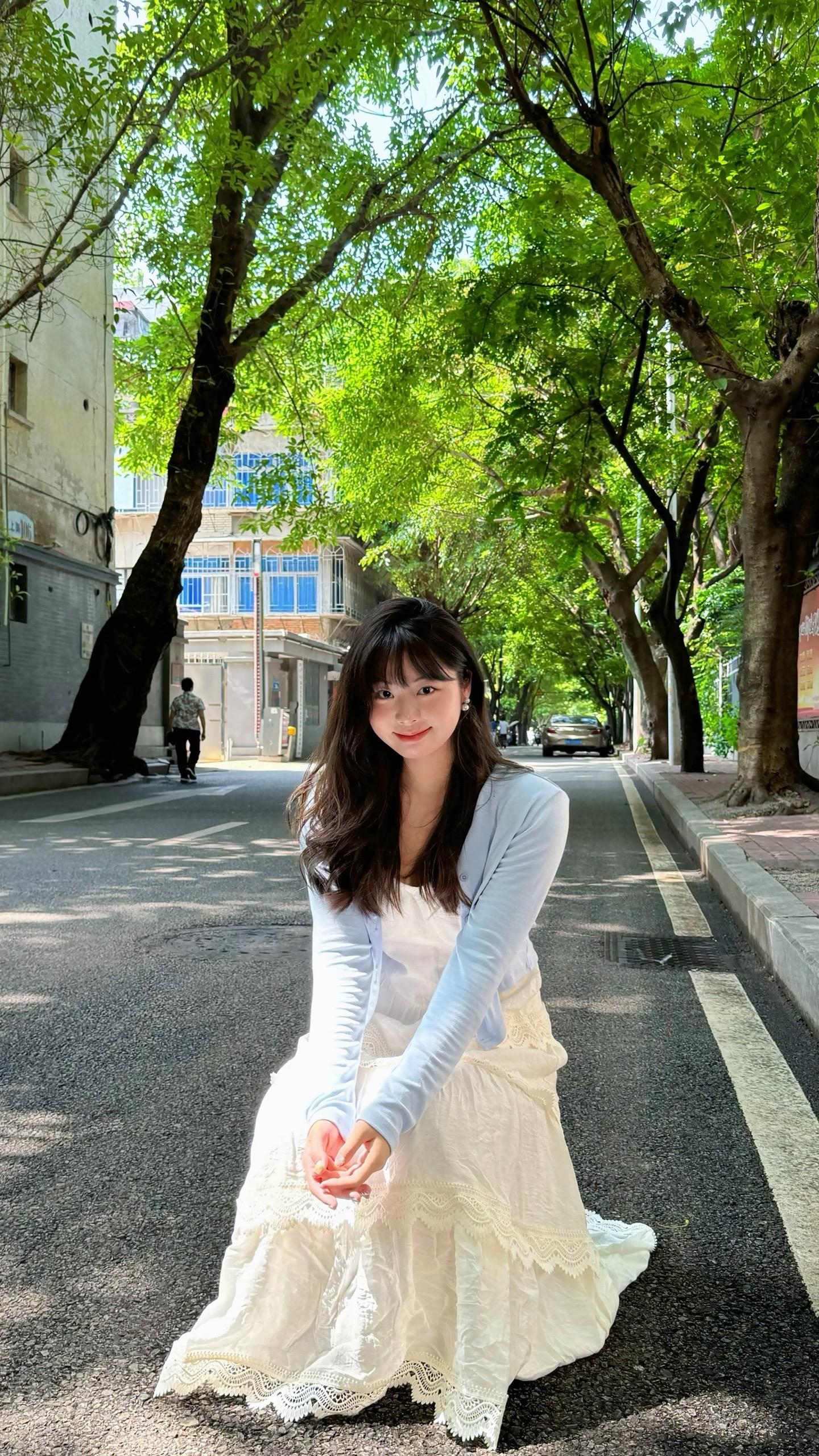 看到你漂亮的眼睛能一直笑 也算我幸福的一种