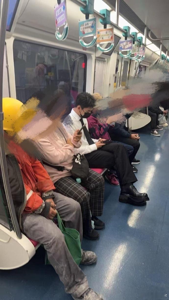 北京地铁的匆匆一瞥，夏之光的身影让人难忘。期待下一次不经意的偶遇，在这座城市的某