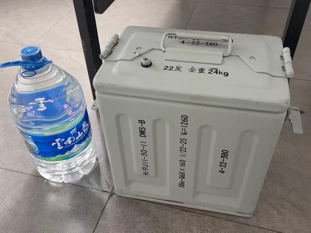 因为老鼠把储藏室里的东西咬了个稀巴烂，所以小海豚想买图2 3这种30蛋的箱子，听