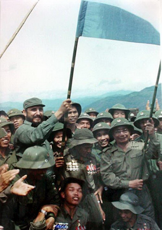 卡斯特罗在越南战场挥舞胜利旗（1973年） ​​​