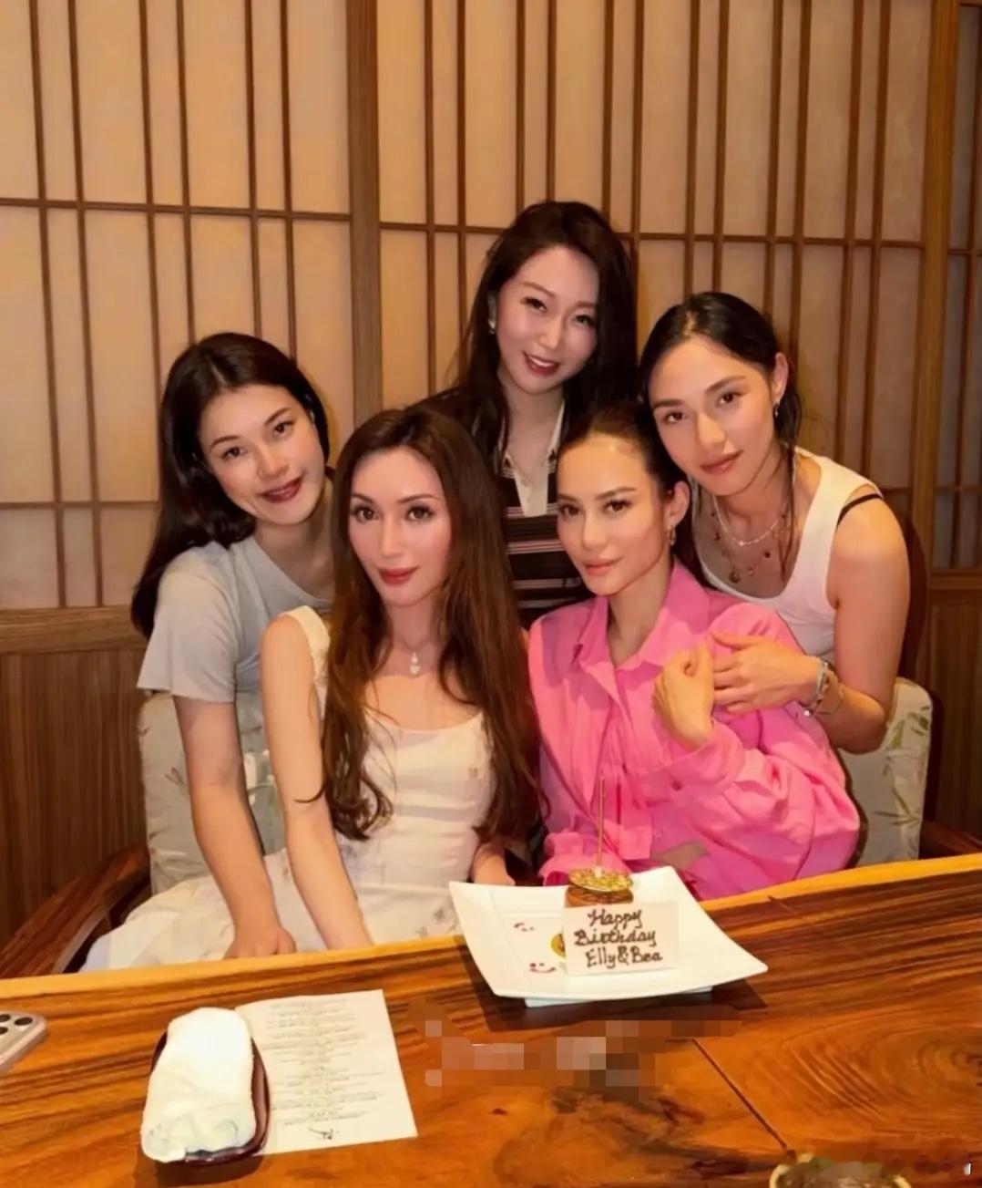 何超琼干女儿为何锶珩、林心儿庆生，何锶珩是何超凤的大女儿，林心儿是富商林建岳和谢