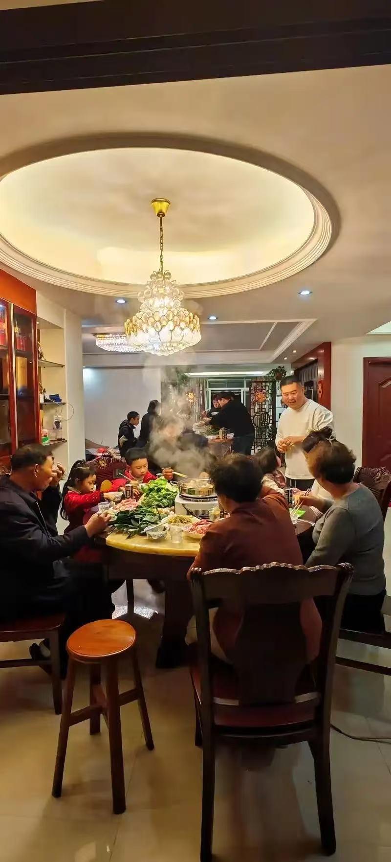 很多人说现在的亲情越来越淡了，没有小时候哪么好了，以前谁家有事情都会一起帮忙，谁