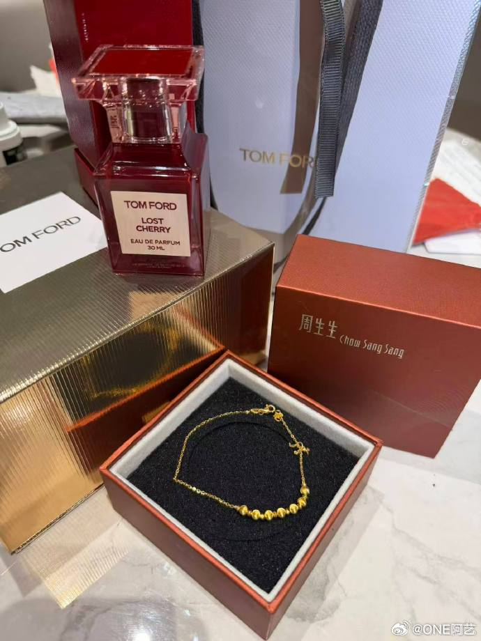 金价暴跌黄金该买还是该卖 小助理：金价最贵的时候以首饰金价格购入