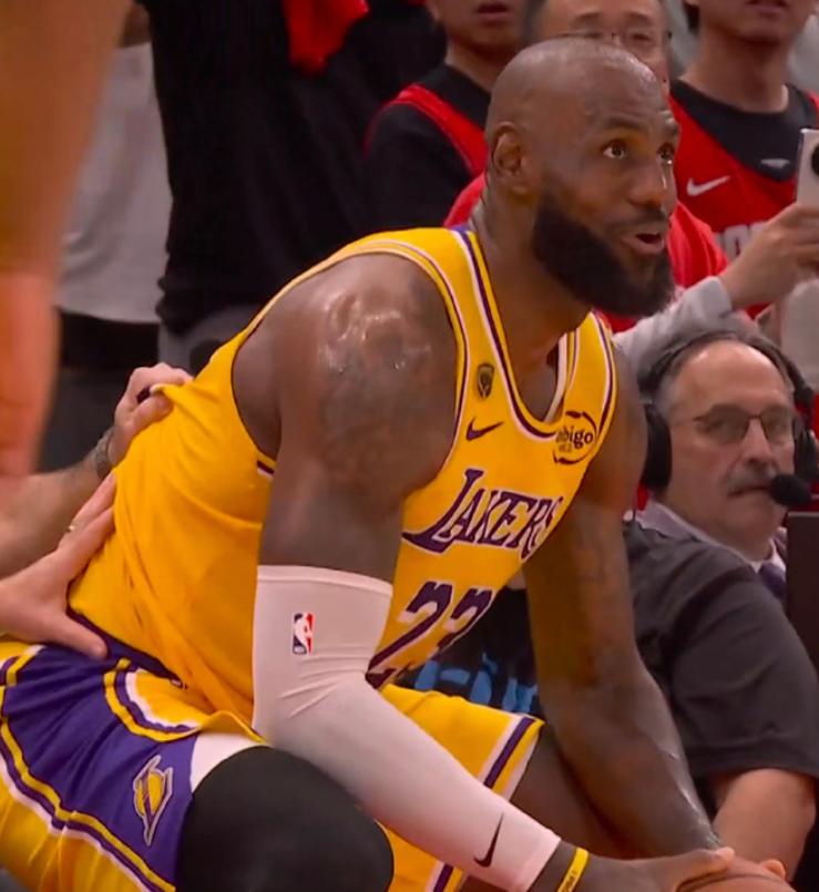 詹姆斯这个表现湖人得赶紧给大合同了吧？谁还说他只配一份底薪？

詹姆斯在东里缺阵