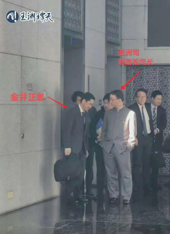 中国外交官双手插兜被指没礼貌？我想很直白的说：别跪久了站不起来，这就是大国博弈该