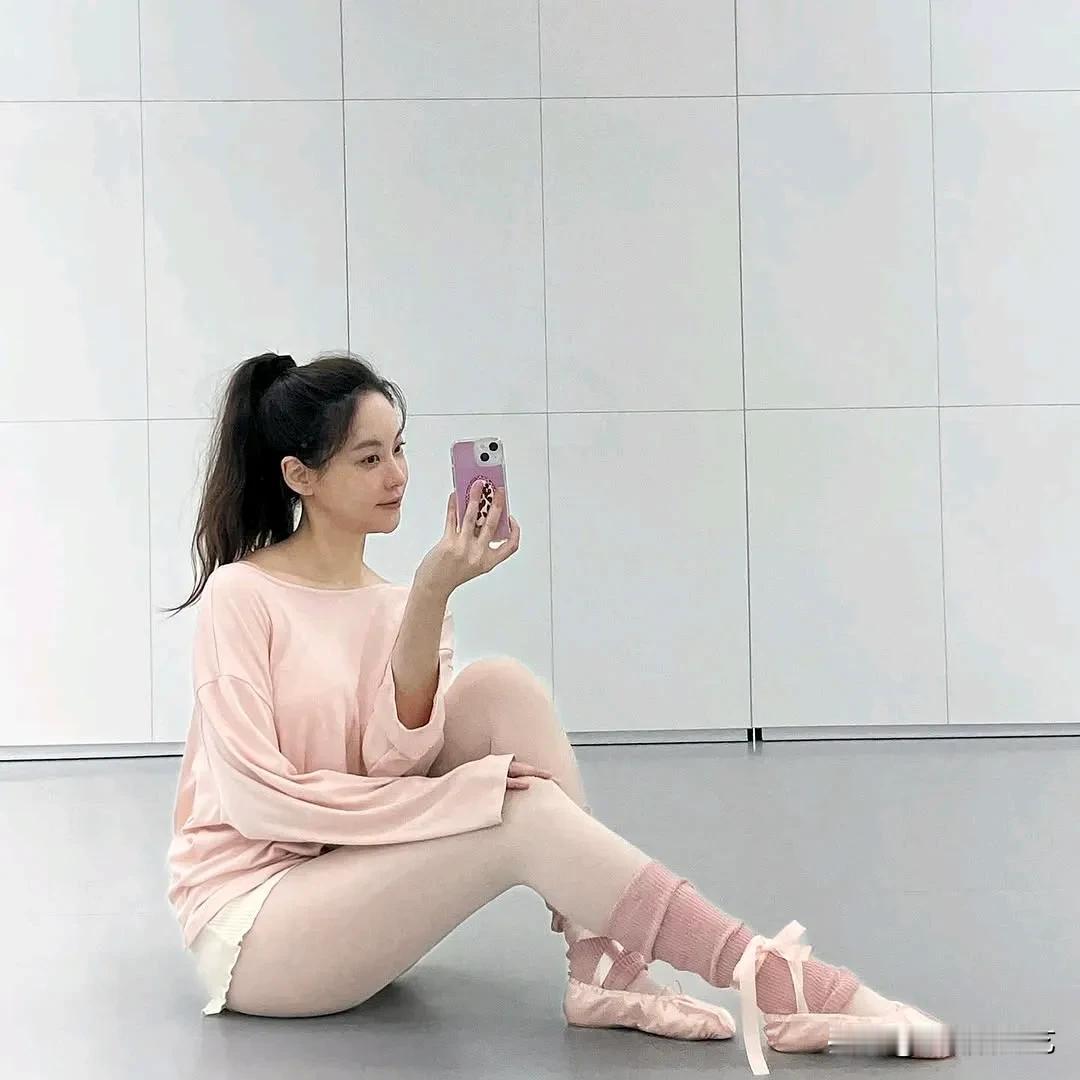 21日，演员吴妍书在自己的Instagram上传了多张照片。公开的照片中，吴妍书