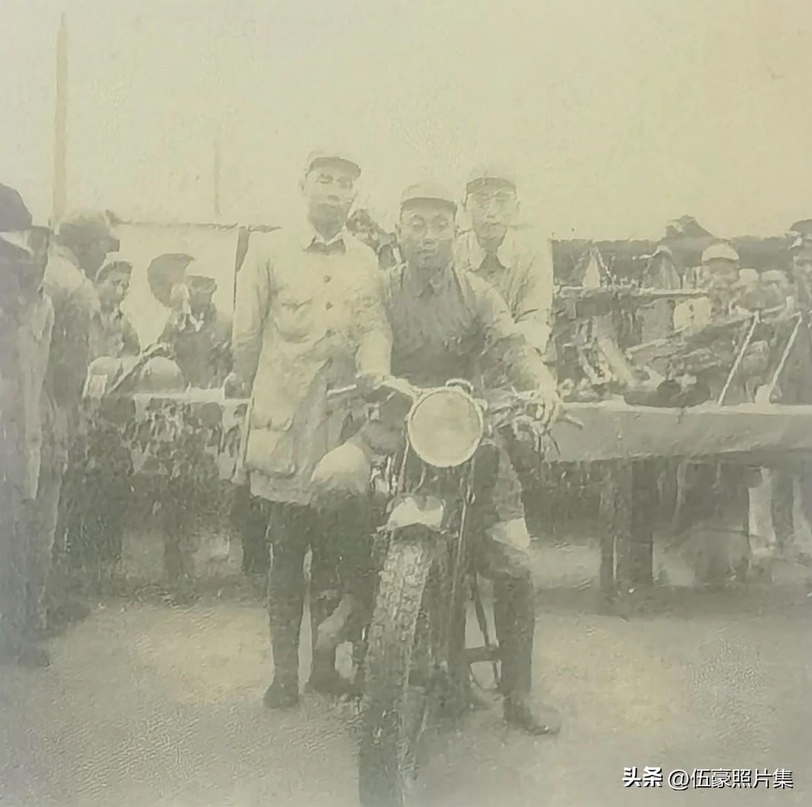 1945年9月，新四军第三师第七旅第十九团政治委员魏佑铸在淮安出发北上前，于缴获