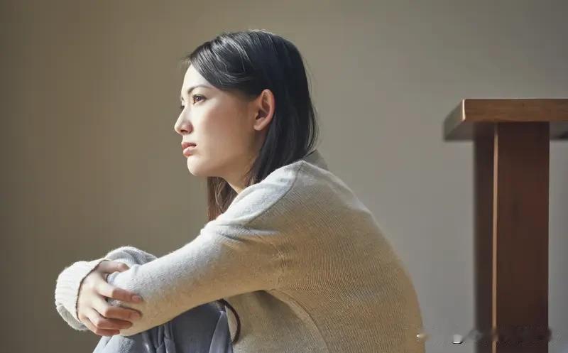 女人出轨前在很多方面会露出马脚。行为上，手机成了“宝贝”，短信记录删得干干净净，