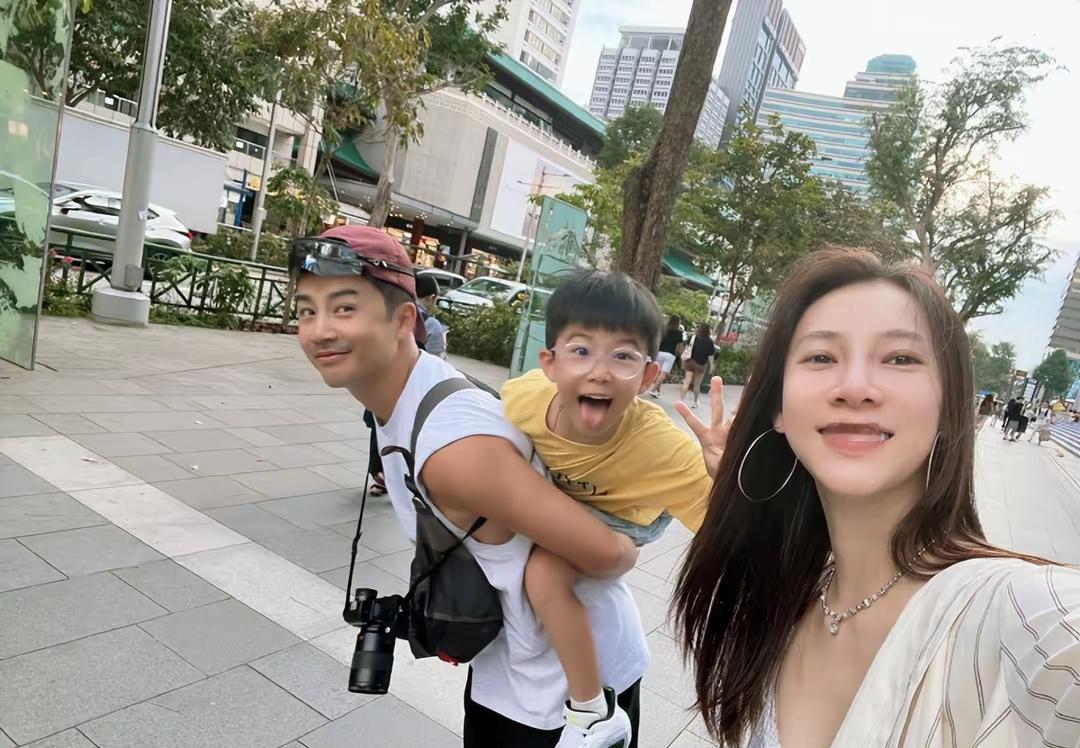 弦子晒一家三口出游照，儿子可爱，老公负责背包抓拍，她只负责美 ​​​